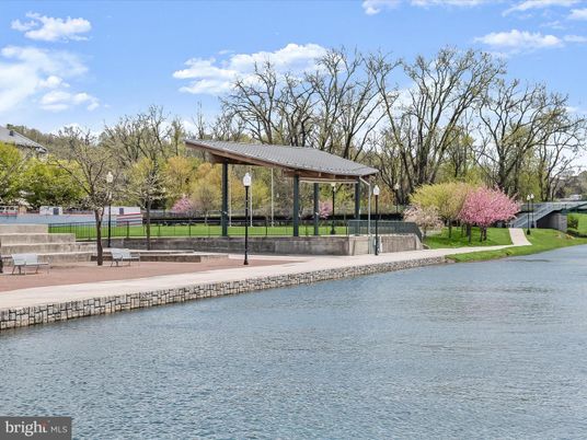 Exterior, Lake