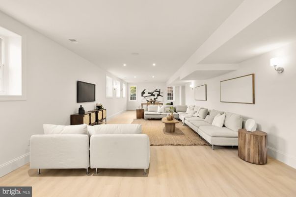 Fitness Equipment, Interior, Living room, Recessed Lighting, Wood Texture Flooring