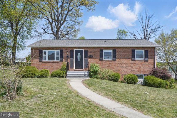 Exterior, Facade, Brick Facade, Raised Ranch