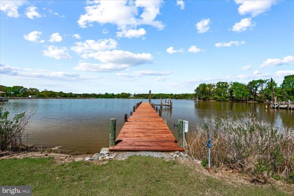 Exterior, Lake