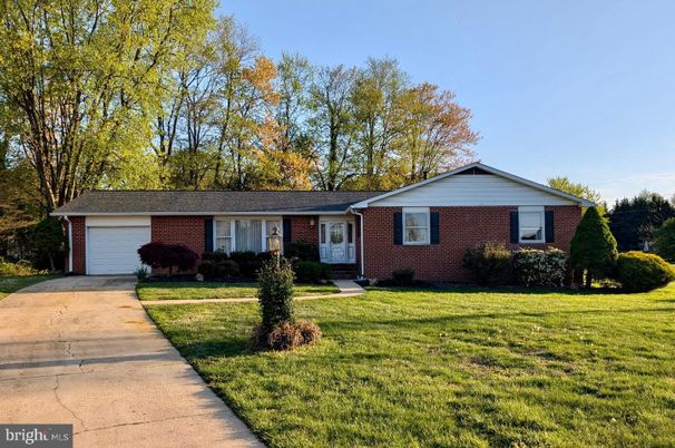 Attached, Exterior, Facade, Brick Facade, Ranch