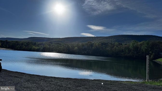 Exterior, Lake
