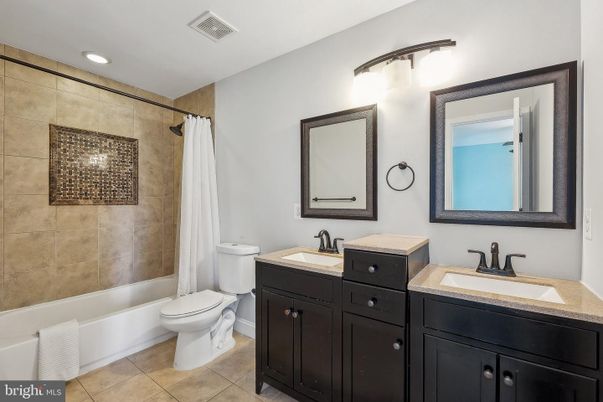Bathroom, Dual Sink Vanities, Interior, Recessed Lighting