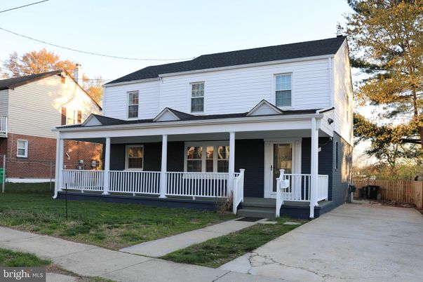 Exterior, Facade, American Foursquare