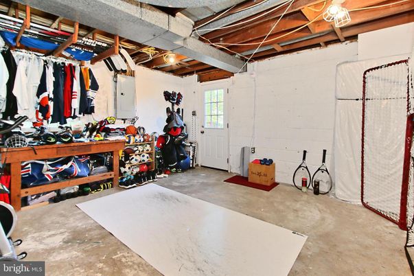 Fitness Equipment, Garage, Interior, Wooden Beams