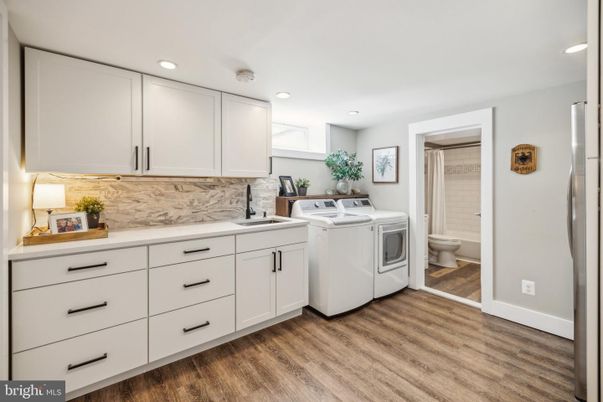 Interior, Recessed Lighting, Washer, Wood Texture Flooring