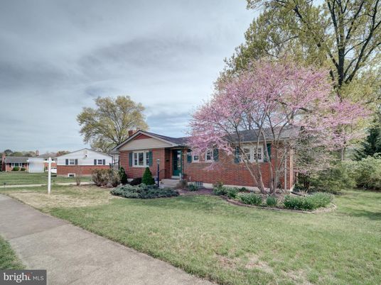 Backyard, Exterior, Facade, Brick Facade, Cape Cod