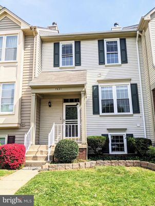 Exterior, Facade, Rowhouse