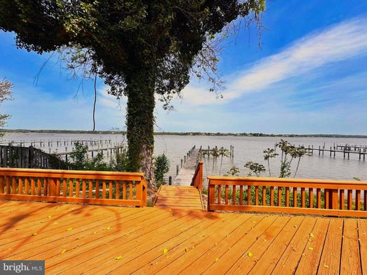 Exterior, Lake