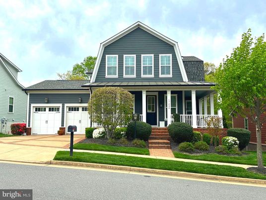 Attached, Exterior, Facade, Farmhouse