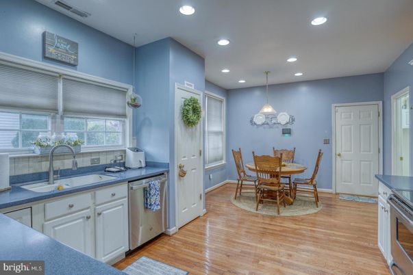 Dining room, Interior, Kitchen, Pendant Lights, Recessed Lighting, Wood Texture Flooring