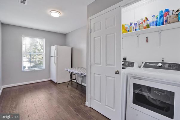 Interior, Washer, Wood Texture Flooring