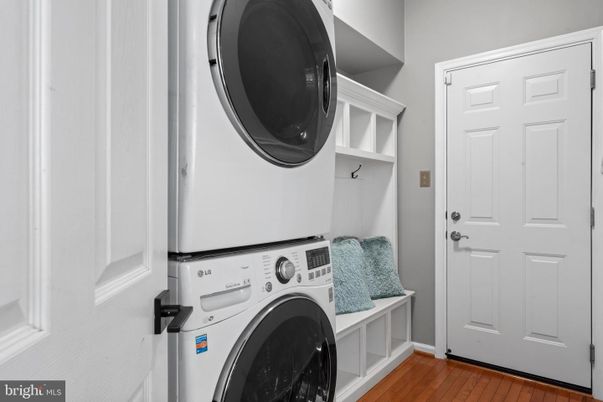 Interior, Utility Closets, Washer, Wood Texture Flooring