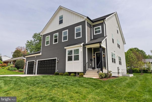 Attached, Exterior, Facade, Farmhouse