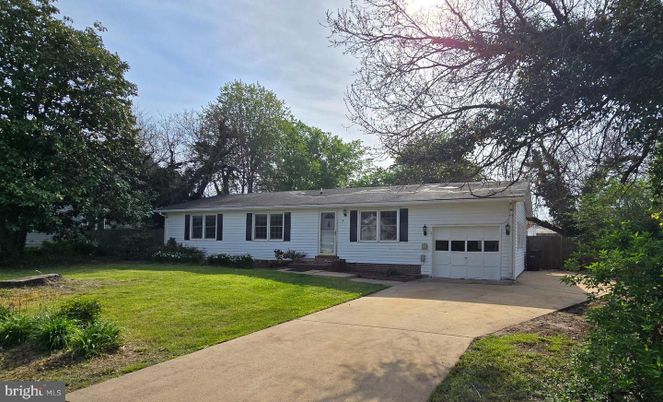 Attached, Exterior, Facade, Cape Cod