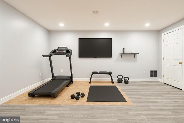 Fitness Equipment, Interior, Recessed Lighting, Wood Texture Flooring