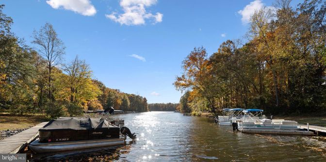 Exterior, Lake