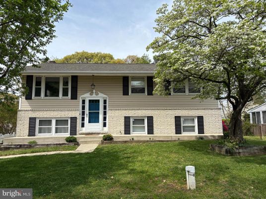Exterior, Facade, Raised Ranch