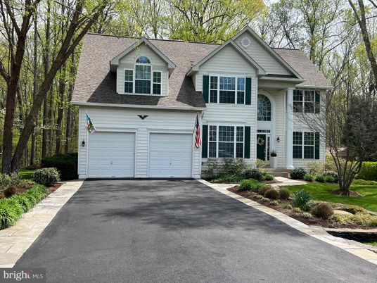 Attached, Exterior, Facade, Farmhouse