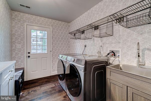 Interior, Washer, Wood Texture Flooring