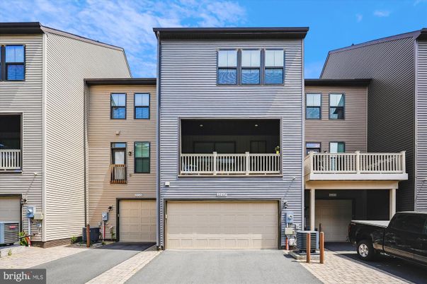 Attached, Exterior, Facade, Rowhouse