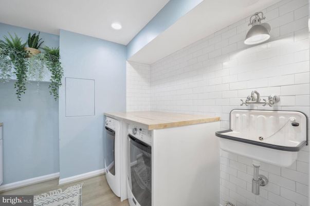 Interior, Recessed Lighting, Washer, Wood Texture Flooring