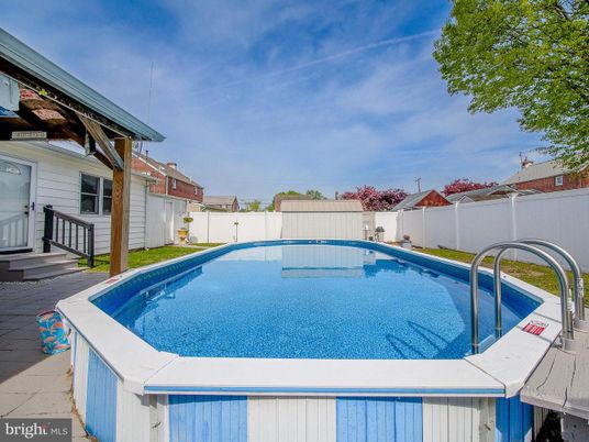 Exterior, Pool