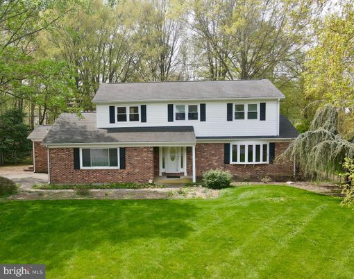 Exterior, Facade, Brick Facade, Raised Ranch