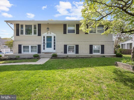 Exterior, Facade, Raised Ranch