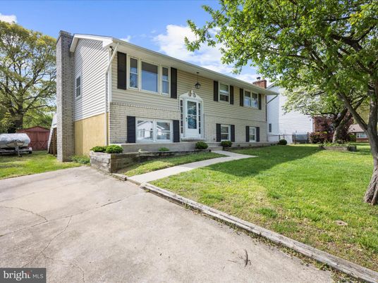 Backyard, Exterior, Facade, Raised Ranch
