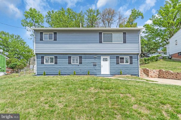 Backyard, Exterior, Facade, Raised Ranch