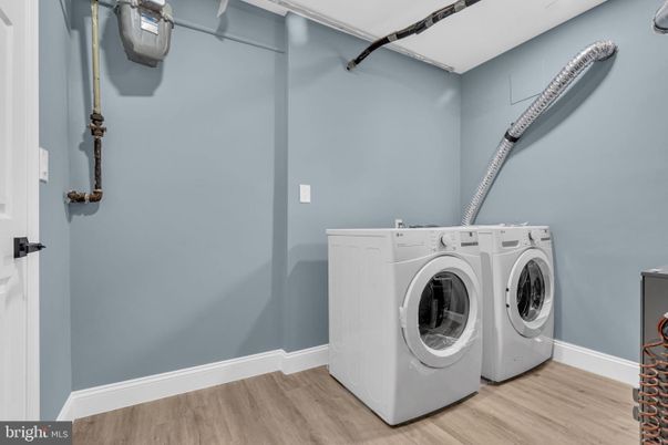 Interior, Washer, Wood Texture Flooring