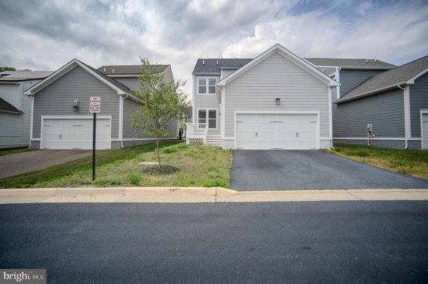 Attached, Exterior, Facade, Farmhouse