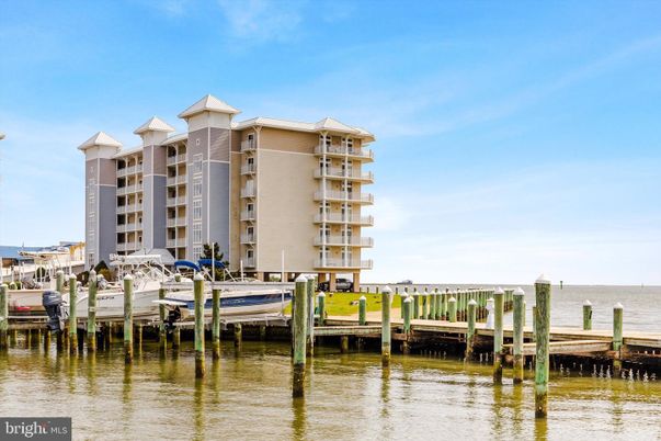 Exterior, Lake