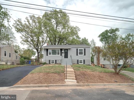 Exterior, Facade, Raised Ranch