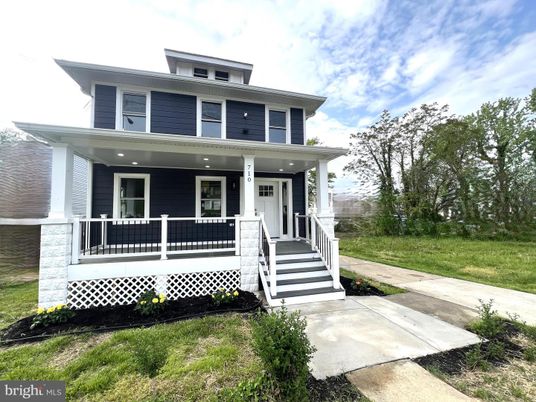 Exterior, Facade, American Foursquare