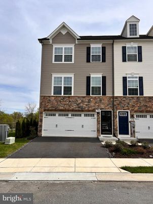 Attached, Exterior, Facade, Rowhouse