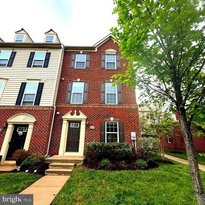 Exterior, Facade, Brick Facade, Rowhouse