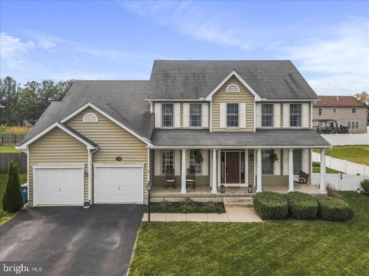 Attached, Exterior, Facade, Farmhouse