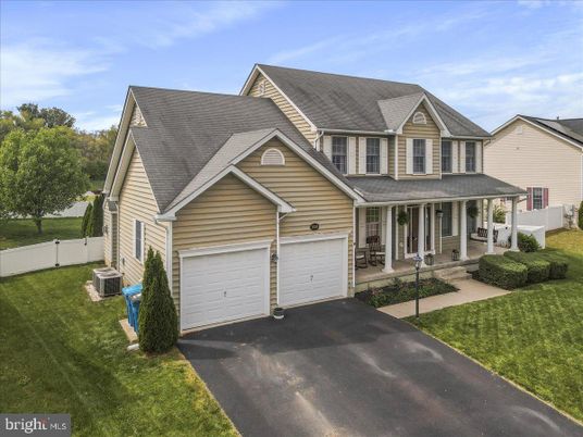 Attached, Exterior, Facade, Farmhouse