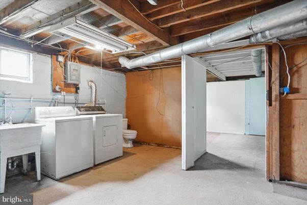 Interior, Washer, Wooden Beams