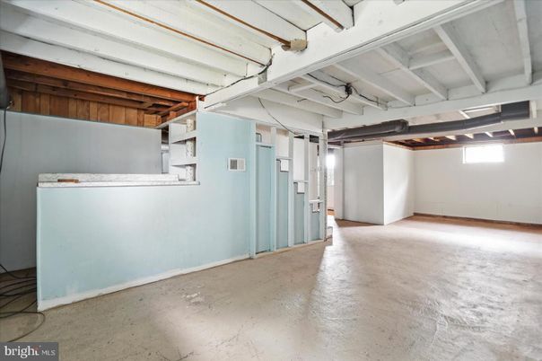 Garage, Interior, Wooden Beams