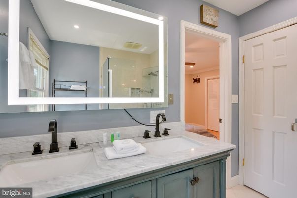 Bathroom, Dual Sink Vanities, Interior, Recessed Lighting