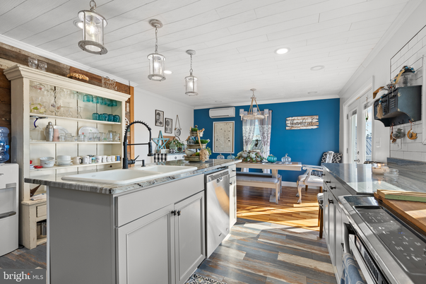 Chandelier, Dining room, Interior, Kitchen, Pendant Lights, Recessed Lighting, Wood Texture Flooring