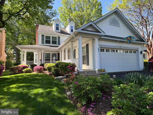 Attached, Exterior, Facade, Queen Anne Victorian