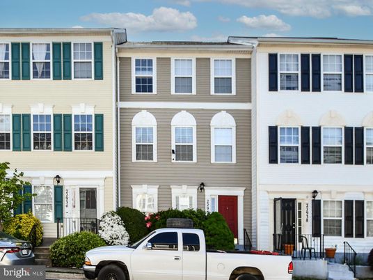 Exterior, Facade, Rowhouse