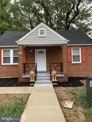 Exterior, Facade, Brick Facade, Ranch