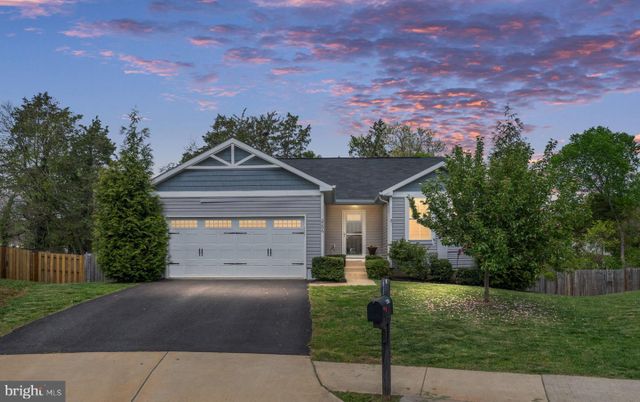 Attached, Exterior, Facade, Ranch