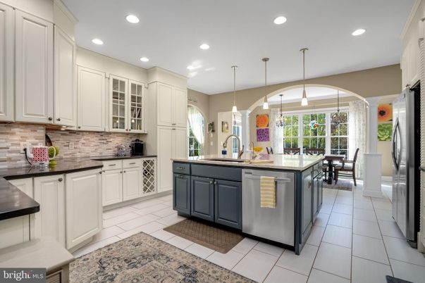 Dining room, Interior, Kitchen, Pendant Lights, Recessed Lighting, Stainless Steel Appliances