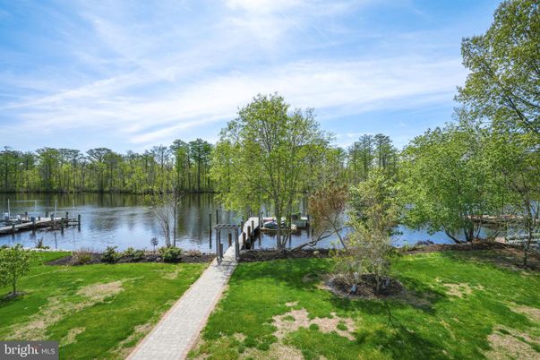 Exterior, Lake